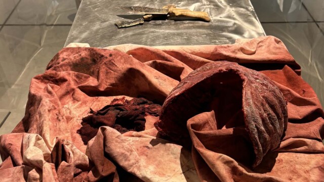 Julia Osika "Zestaw dla kanibala. Analiza problemu dosłowności i metaforyczności przedstawień kanibalizmu w kulturze artystycznej na podstawie konkretnych przykładów"