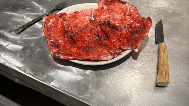 Julia Osika "Zestaw dla kanibala. Analiza problemu dosłowności i metaforyczności przedstawień kanibalizmu w kulturze artystycznej na podstawie konkretnych przykładów"